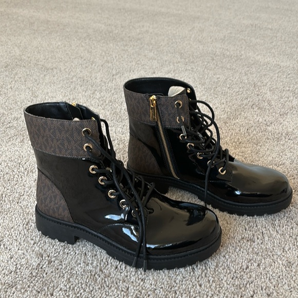 MICHAEL KORS logo Ankle boots 7 - Picture 2 of 12